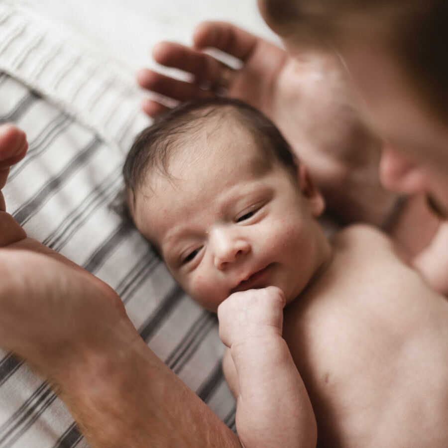 Imagem close-up-father-watching-his-baby 1 1